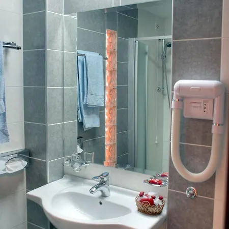 Depandans Jezero 호텔 팔릭